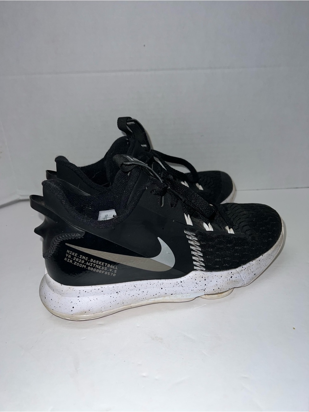 Nike LeBron Witness 5 Kids' Youth Black/White Basketball Shoes